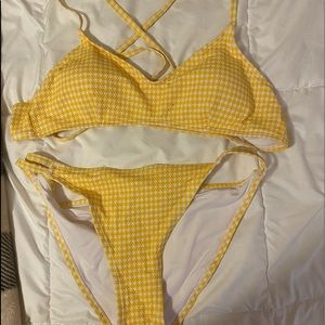 Size small. Never worn good quality